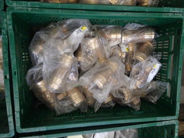 6x stapelbare kunststof bak + inhoud - afbeelding 8 van  10