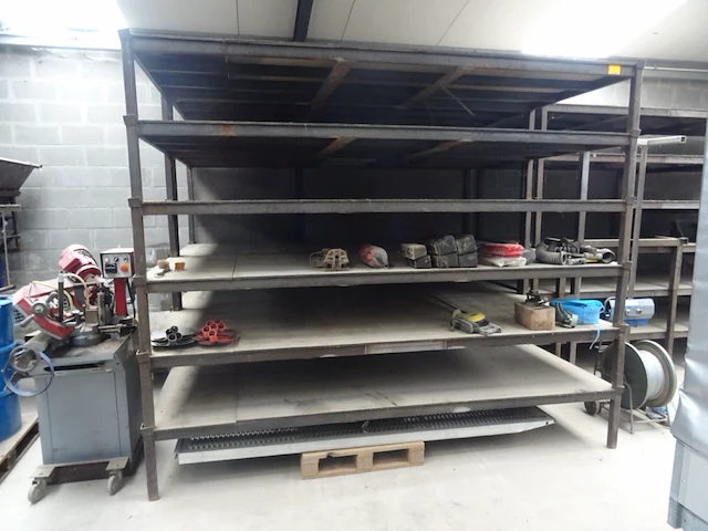 6x stapelbare metalen tafel - afbeelding 1 van  2