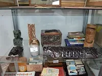 7 diverse boeken, houten kistje, 2 potjes, 6 sierstukken - afbeelding 1 van  9