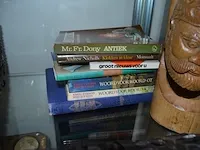 7 diverse boeken, houten kistje, 2 potjes, 6 sierstukken - afbeelding 9 van  9