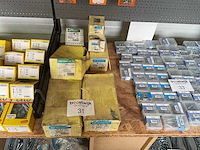 7 dozen houtbouten; borgmoeren - afbeelding 1 van  7