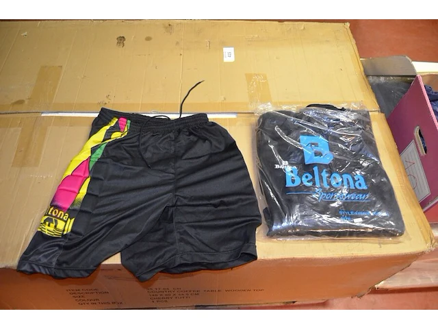 7 dozen met diverse kleding, ca. 63 petten (sportkleding en t-shirts) - afbeelding 3 van  24