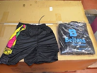 7 dozen met diverse kleding, ca. 63 petten (sportkleding en t-shirts) - afbeelding 3 van  24