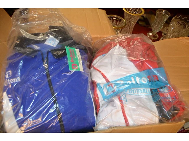 7 dozen met diverse kleding, ca. 63 petten (sportkleding en t-shirts) - afbeelding 6 van  24