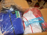 7 dozen met diverse kleding, ca. 63 petten (sportkleding en t-shirts) - afbeelding 6 van  24