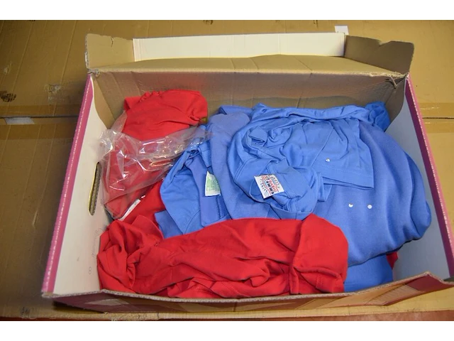 7 dozen met diverse kleding, ca. 63 petten (sportkleding en t-shirts) - afbeelding 15 van  24