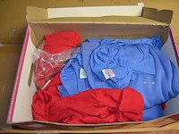 7 dozen met diverse kleding, ca. 63 petten (sportkleding en t-shirts) - afbeelding 15 van  24