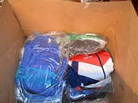 7 dozen met diverse kleding, ca. 63 petten (sportkleding en t-shirts) - afbeelding 12 van  24