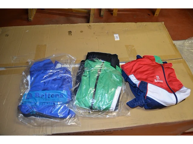 7 dozen met diverse kleding, ca. 63 petten (sportkleding en t-shirts) - afbeelding 18 van  24