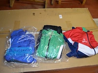 7 dozen met diverse kleding, ca. 63 petten (sportkleding en t-shirts) - afbeelding 18 van  24