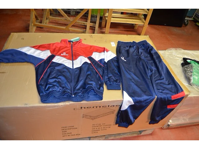 7 dozen met diverse kleding, ca. 63 petten (sportkleding en t-shirts) - afbeelding 19 van  24