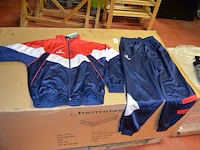 7 dozen met diverse kleding, ca. 63 petten (sportkleding en t-shirts) - afbeelding 19 van  24