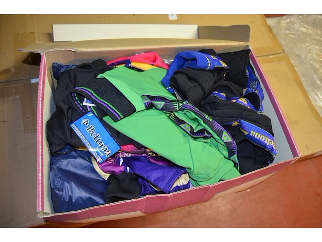 7 dozen met diverse kleding, ca. 63 petten (sportkleding en t-shirts) - afbeelding 24 van  24