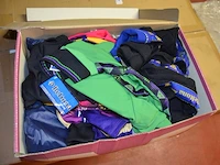 7 dozen met diverse kleding, ca. 63 petten (sportkleding en t-shirts) - afbeelding 24 van  24