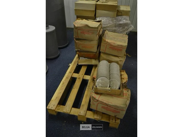 ±7 dozen witte ondertassen - afbeelding 1 van  3