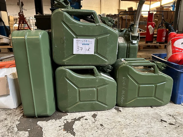 7 jerrycans - afbeelding 1 van  3
