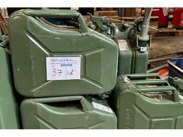 7 jerrycans - afbeelding 2 van  3