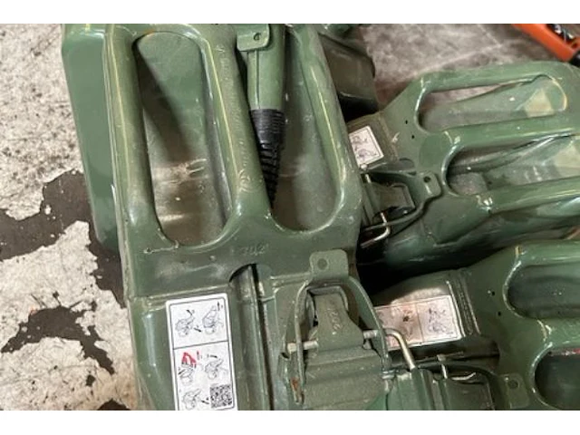 7 jerrycans - afbeelding 3 van  3