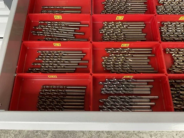 7-laden materiaalkast met inhoud - afbeelding 8 van  33