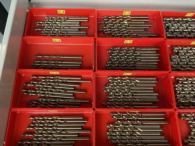 7-laden materiaalkast met inhoud - afbeelding 9 van  33