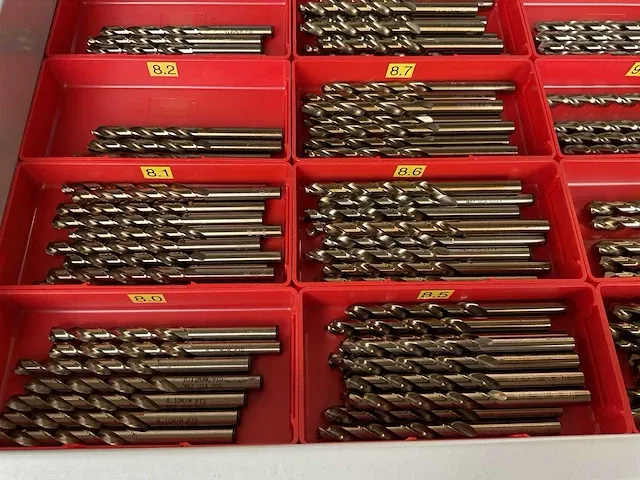 7-laden materiaalkast met inhoud - afbeelding 14 van  33