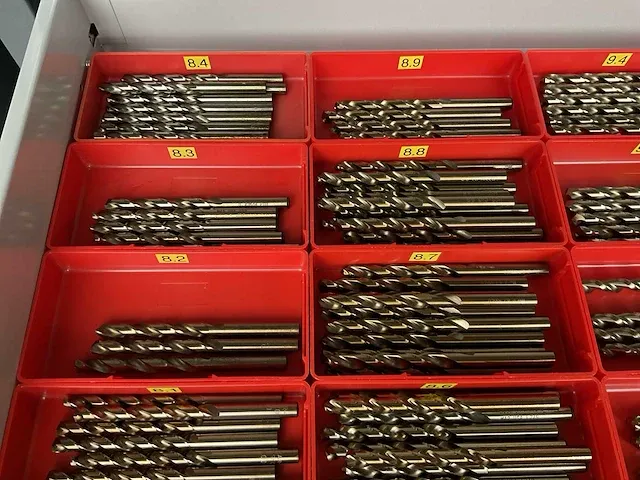 7-laden materiaalkast met inhoud - afbeelding 15 van  33