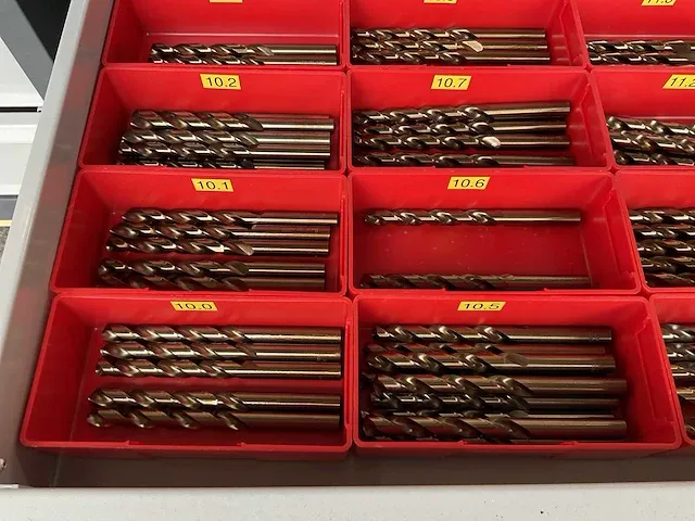 7-laden materiaalkast met inhoud - afbeelding 19 van  33