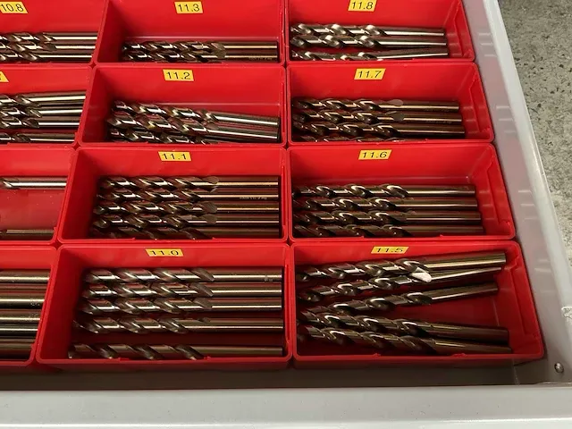 7-laden materiaalkast met inhoud - afbeelding 21 van  33