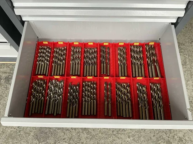 7-laden materiaalkast met inhoud - afbeelding 24 van  33