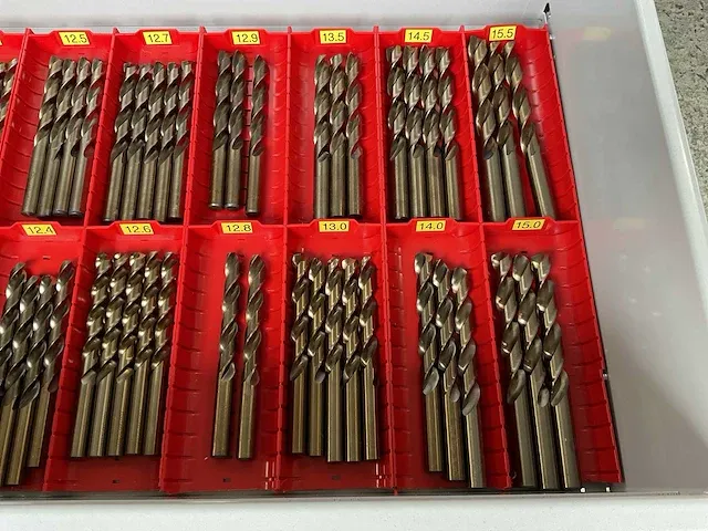 7-laden materiaalkast met inhoud - afbeelding 26 van  33