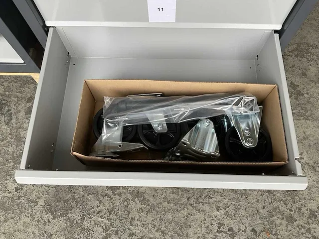 7-laden materiaalkast met inhoud - afbeelding 27 van  33