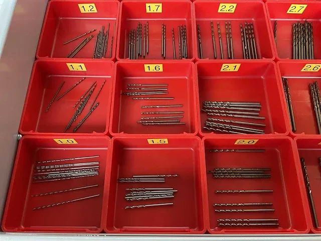 7-laden materiaalkast met inhoud - afbeelding 28 van  33