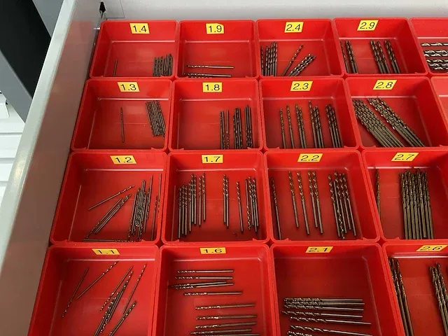 7-laden materiaalkast met inhoud - afbeelding 29 van  33