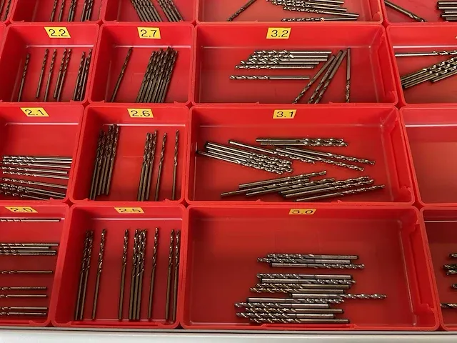 7-laden materiaalkast met inhoud - afbeelding 30 van  33