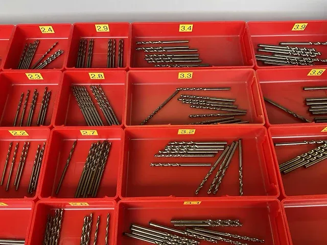7-laden materiaalkast met inhoud - afbeelding 31 van  33