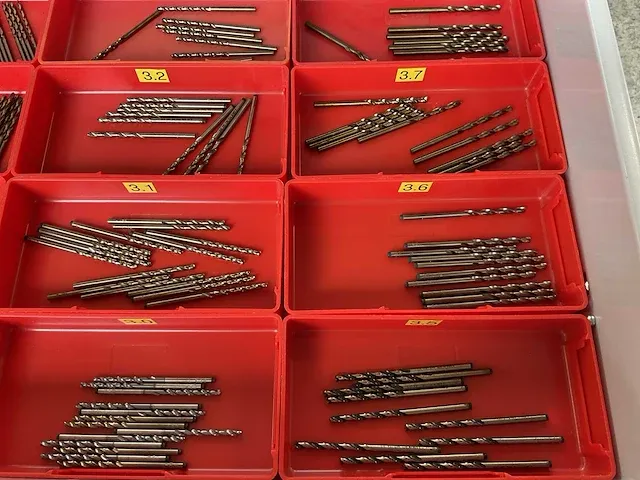7-laden materiaalkast met inhoud - afbeelding 32 van  33