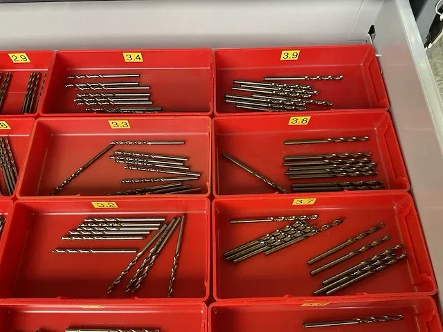 7-laden materiaalkast met inhoud - afbeelding 33 van  33