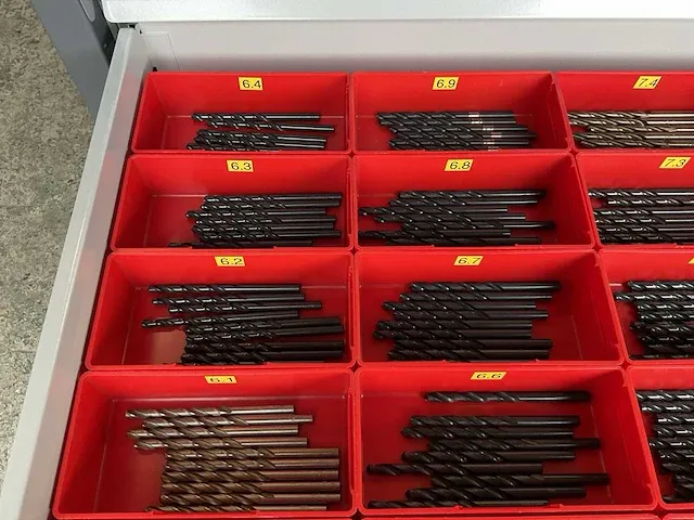7-laden materiaalkast met inhoud - afbeelding 8 van  32