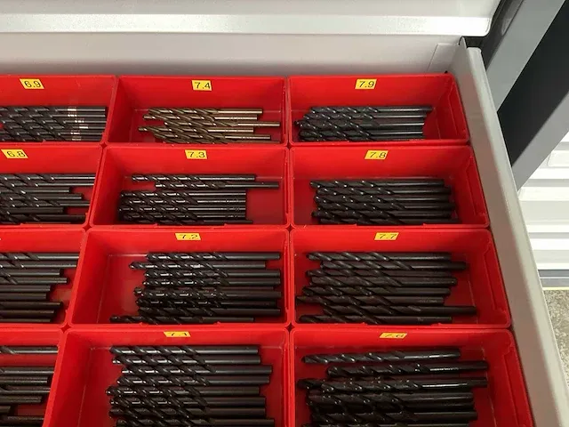 7-laden materiaalkast met inhoud - afbeelding 10 van  32