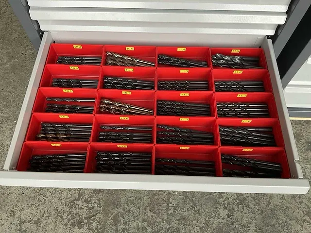 7-laden materiaalkast met inhoud - afbeelding 17 van  32