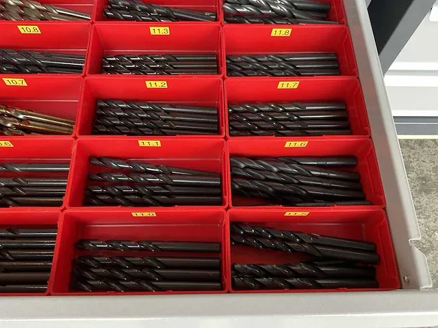 7-laden materiaalkast met inhoud - afbeelding 20 van  32