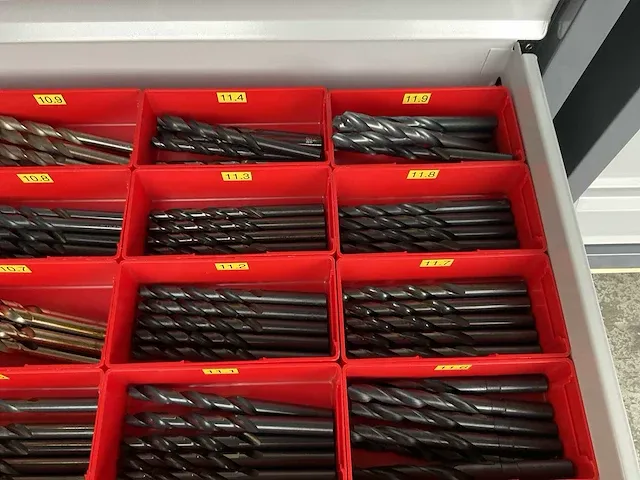 7-laden materiaalkast met inhoud - afbeelding 21 van  32