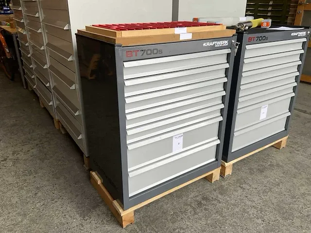 7-laden materiaalkast met inhoud - afbeelding 23 van  32