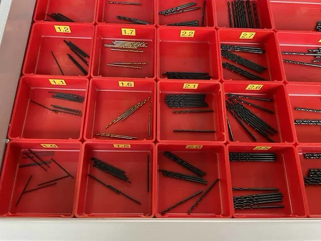 7-laden materiaalkast met inhoud - afbeelding 28 van  32