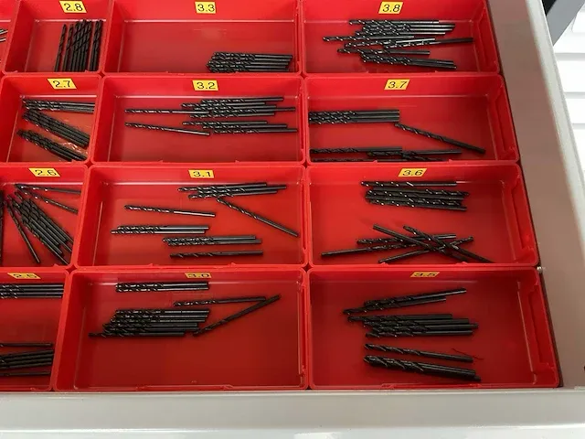7-laden materiaalkast met inhoud - afbeelding 30 van  32