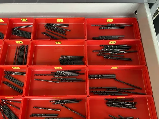 7-laden materiaalkast met inhoud - afbeelding 31 van  32