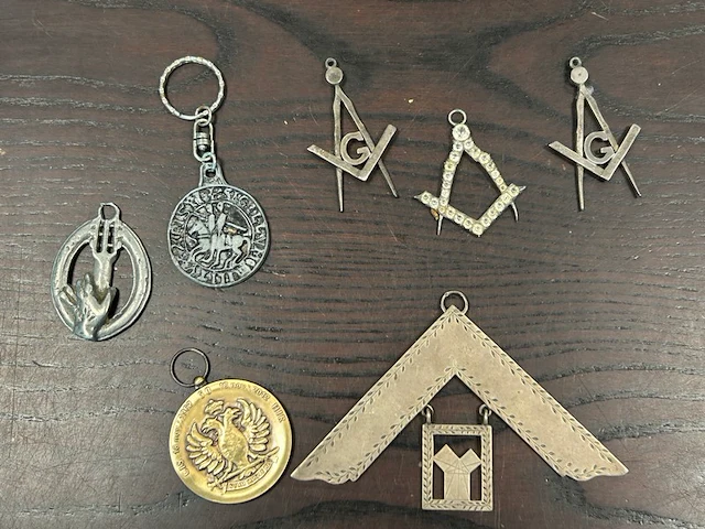 7 medailles, symbolen en sleutelhangers - afbeelding 1 van  4