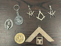 7 medailles, symbolen en sleutelhangers - afbeelding 1 van  4