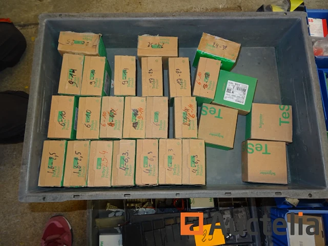 7 stapelbare opbergbakken met inhoud - afbeelding 7 van  8