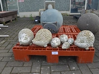 7 stenen egels, ronde metalen bol (zonder pvc pallet) - afbeelding 1 van  4